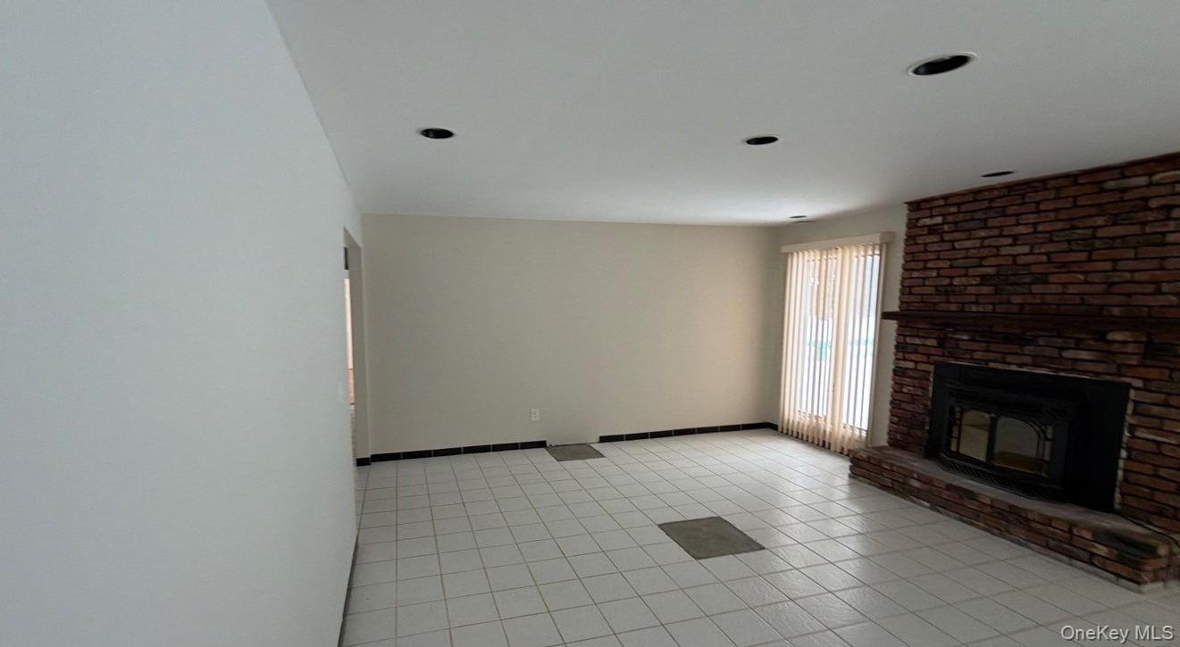 1 Domino Way, Mount Sinai, NY 11766