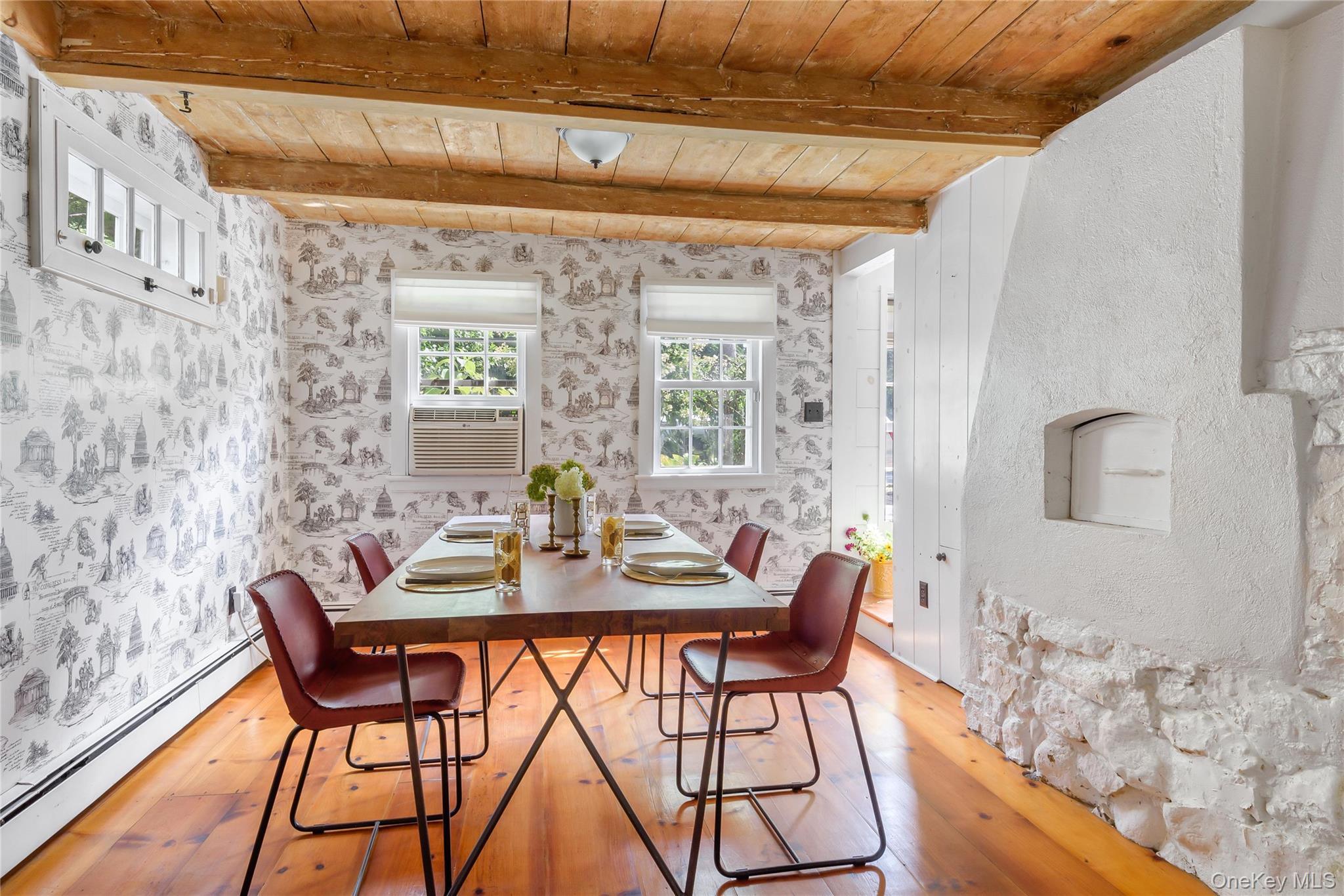 95 E Broadway, Roslyn, NY 11576