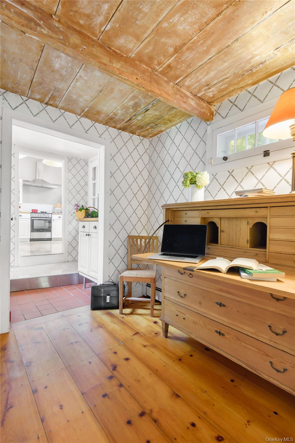 95 E Broadway, Roslyn, NY 11576