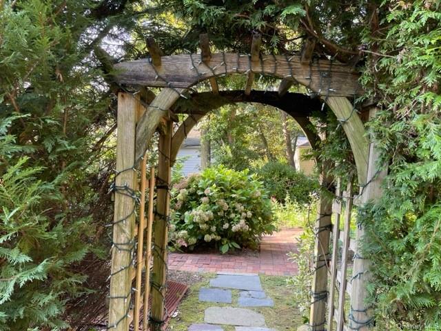 95 E Broadway, Roslyn, NY 11576