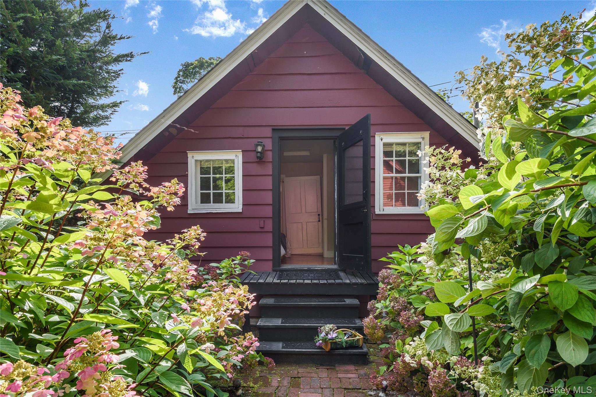 95 E Broadway, Roslyn, NY 11576