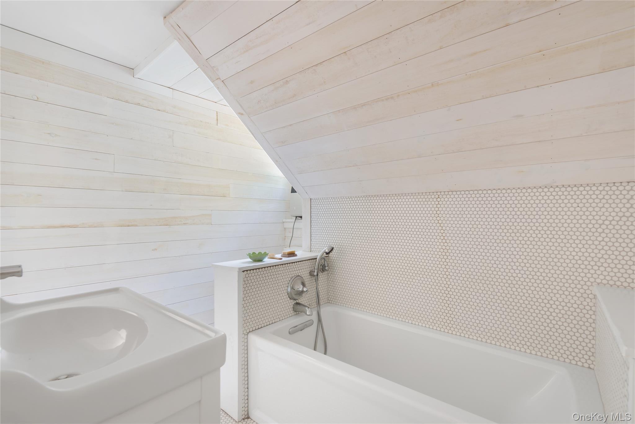 95 E Broadway, Roslyn, NY 11576