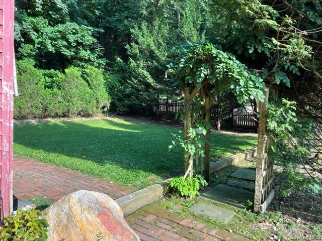 95 E Broadway, Roslyn, NY 11576