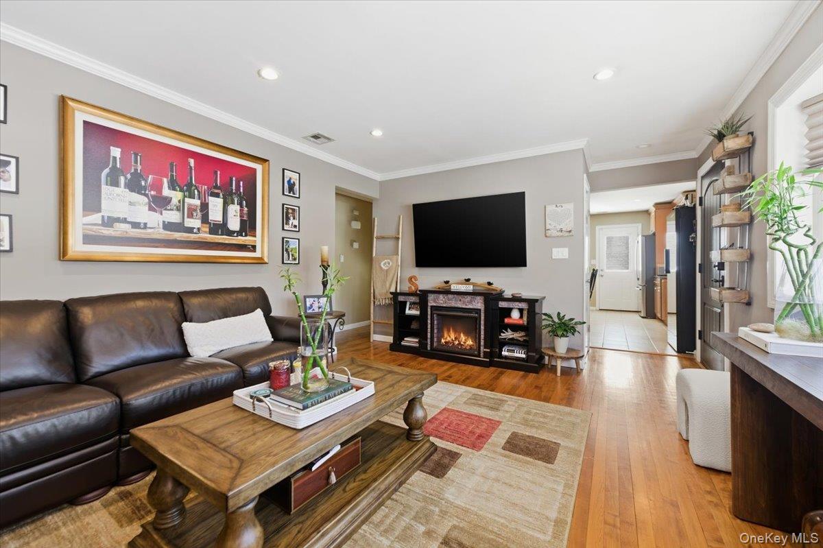 10 Darnley Place, Huntington Station, NY 11746