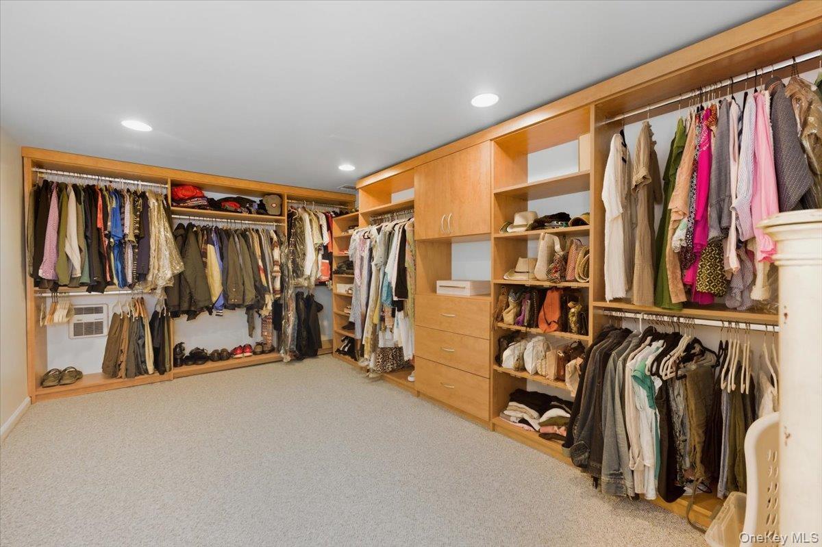 10 Darnley Place, Huntington Station, NY 11746