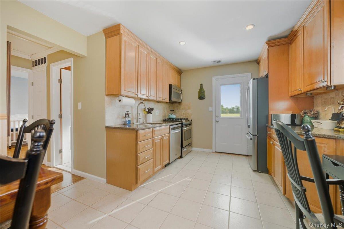 10 Darnley Place, Huntington Station, NY 11746