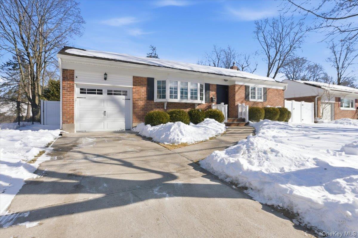 10 Darnley Place, Huntington Station, NY 11746