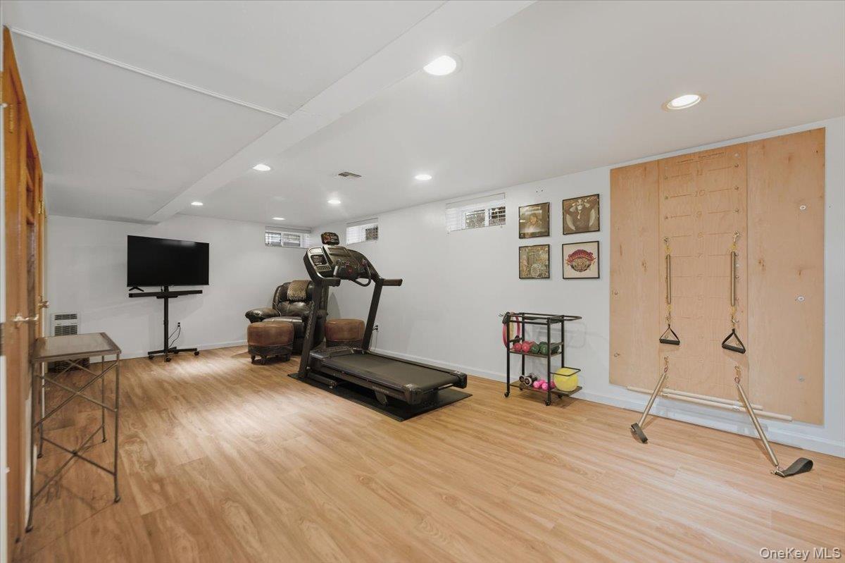 10 Darnley Place, Huntington Station, NY 11746