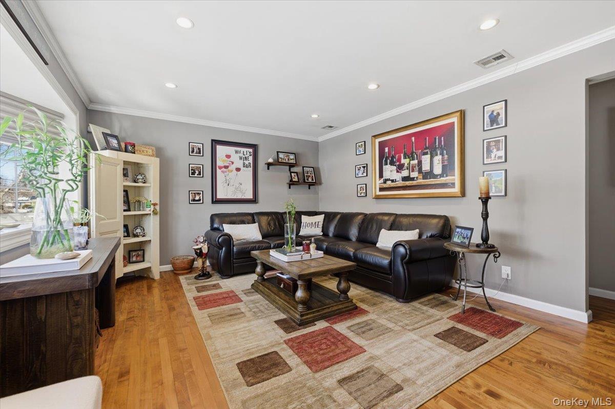 10 Darnley Place, Huntington Station, NY 11746