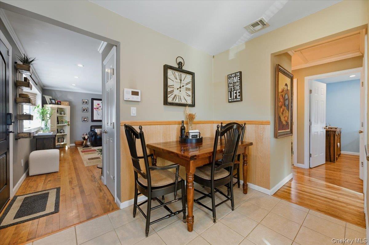 10 Darnley Place, Huntington Station, NY 11746