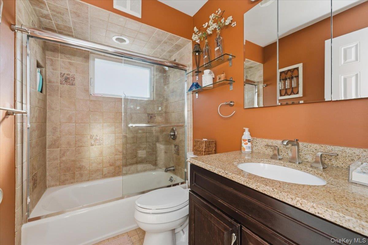 10 Darnley Place, Huntington Station, NY 11746