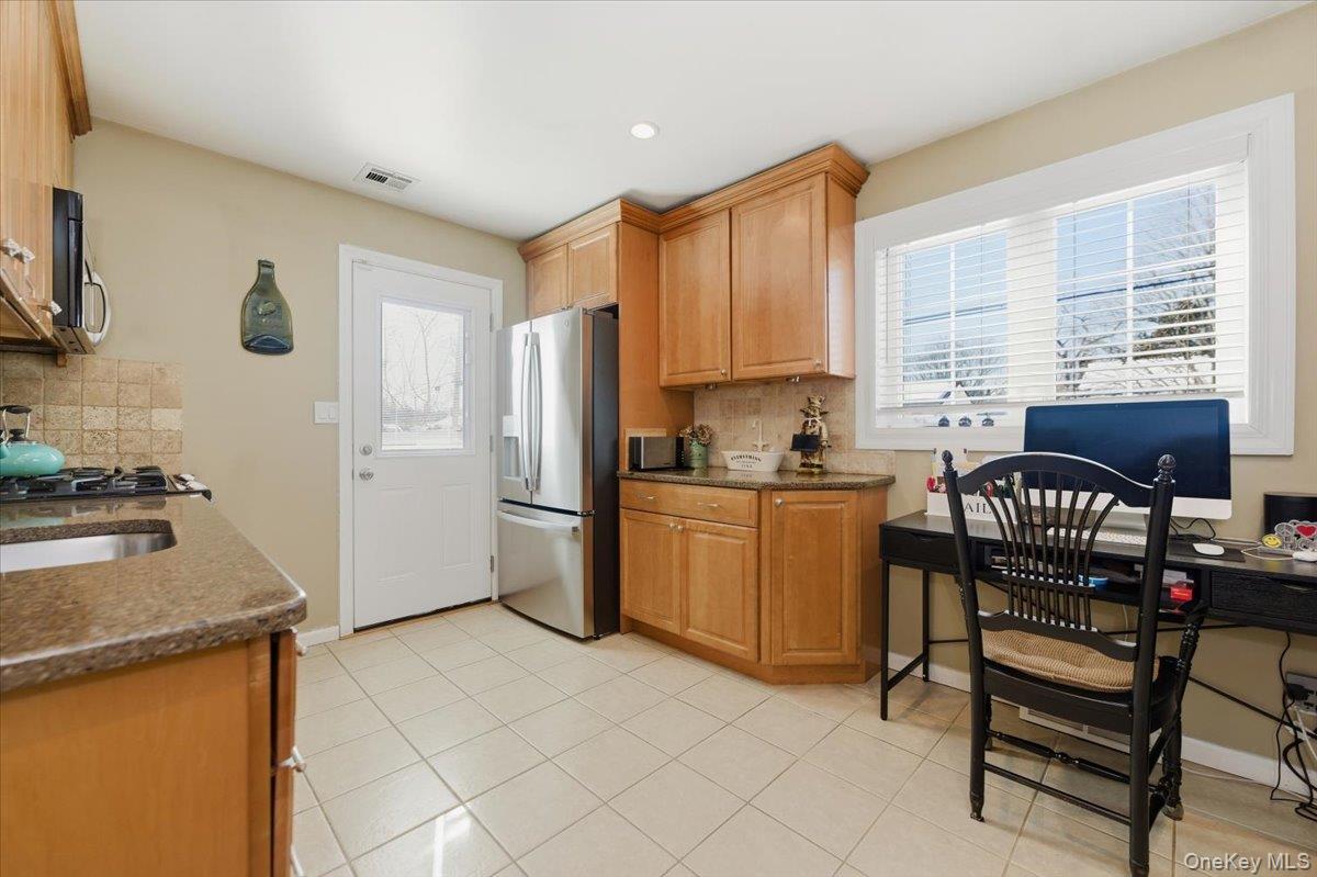 10 Darnley Place, Huntington Station, NY 11746