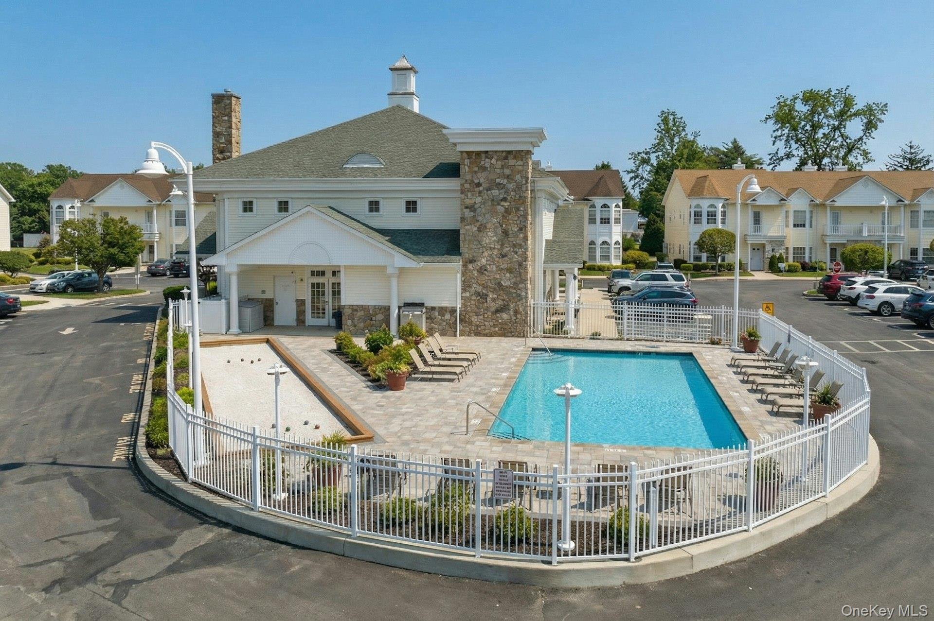 604 Narragansett Villas Drive, Lindenhurst, NY 11757