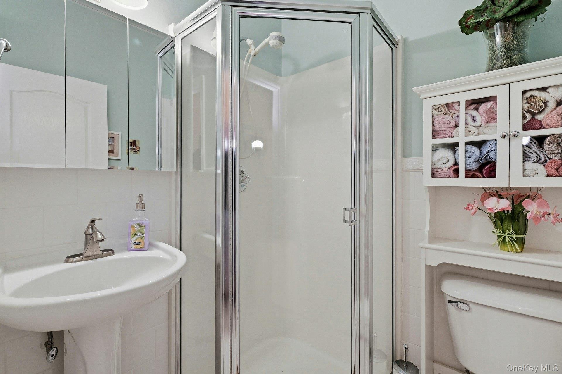 604 Narragansett Villas Drive, Lindenhurst, NY 11757