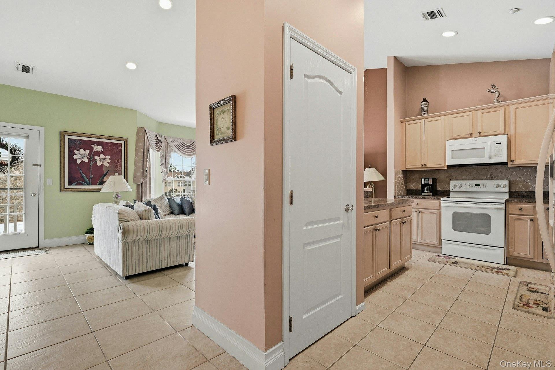 604 Narragansett Villas Drive, Lindenhurst, NY 11757