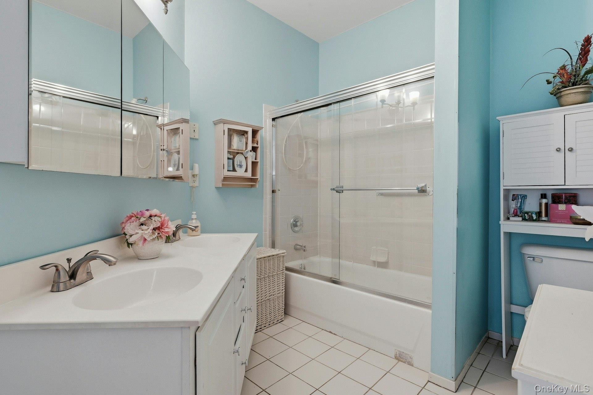 604 Narragansett Villas Drive, Lindenhurst, NY 11757