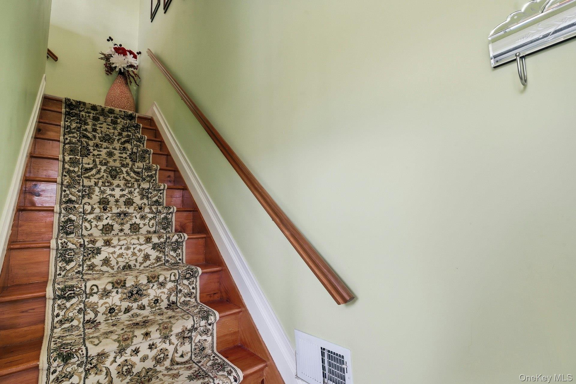 604 Narragansett Villas Drive, Lindenhurst, NY 11757