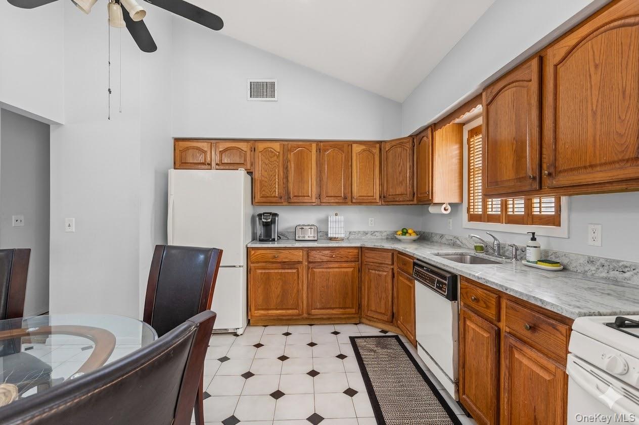 809 Canal Street, Lindenhurst, NY 11757