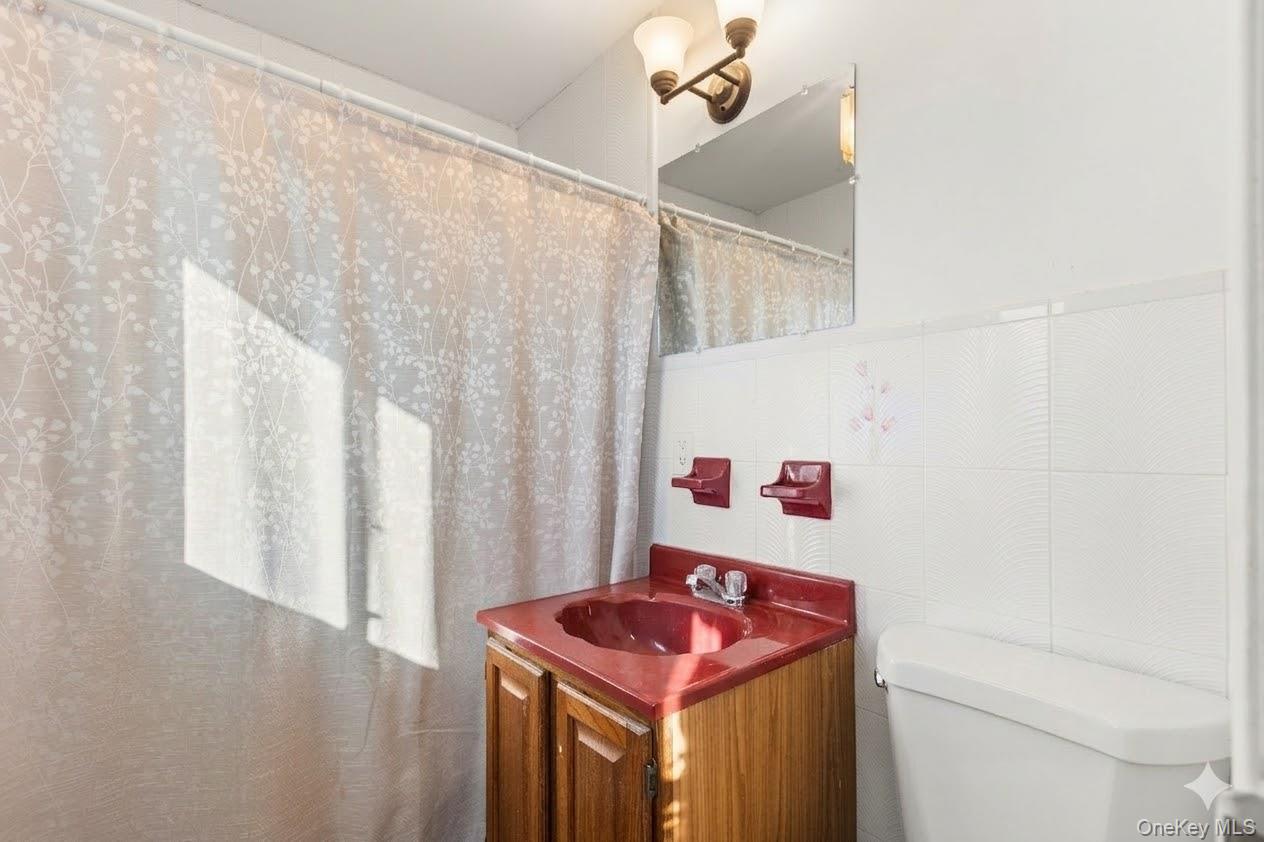 809 Canal Street, Lindenhurst, NY 11757