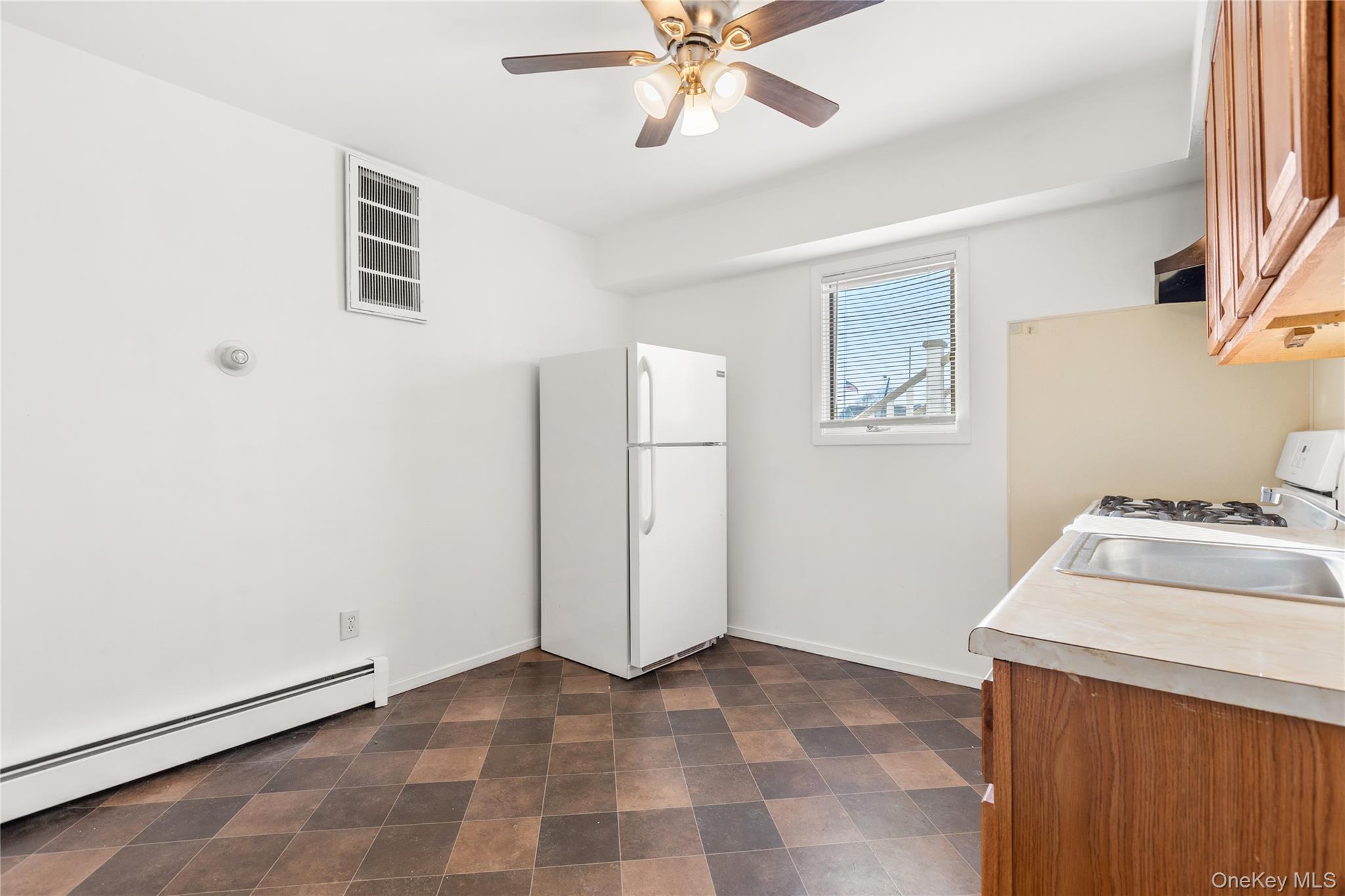 809 Canal Street, Lindenhurst, NY 11757