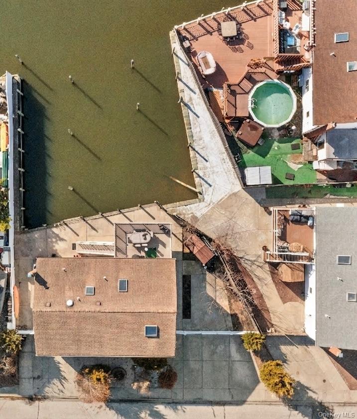 809 Canal Street, Lindenhurst, NY 11757