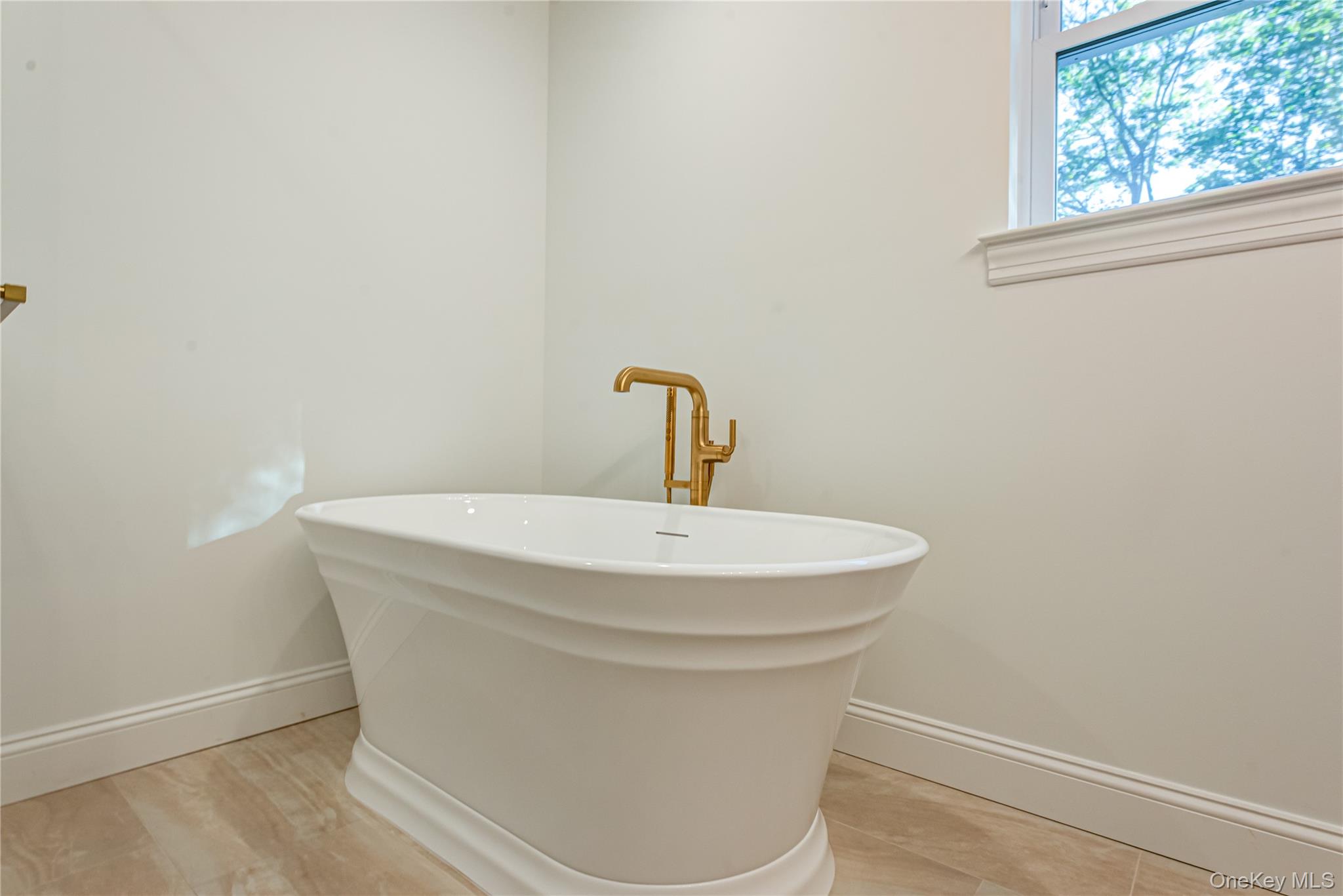 457 Pond Path, East Setauket, NY 11733