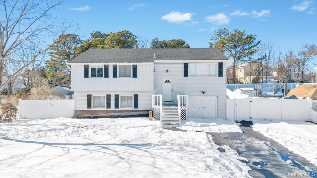 9 Meadow Avenue, Medford, NY 11763