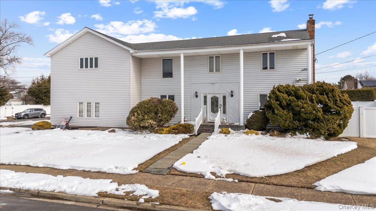 5 Lafayette Place, Massapequa, NY 11758