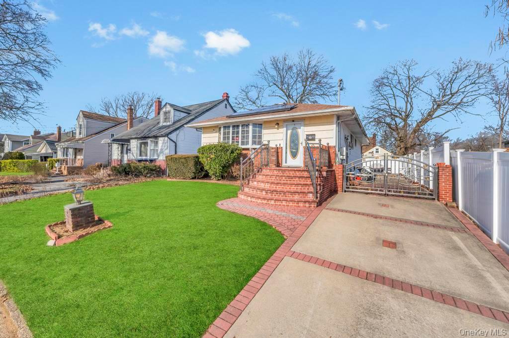 488 Pershing Blvd, Rockville Centre, NY 11570