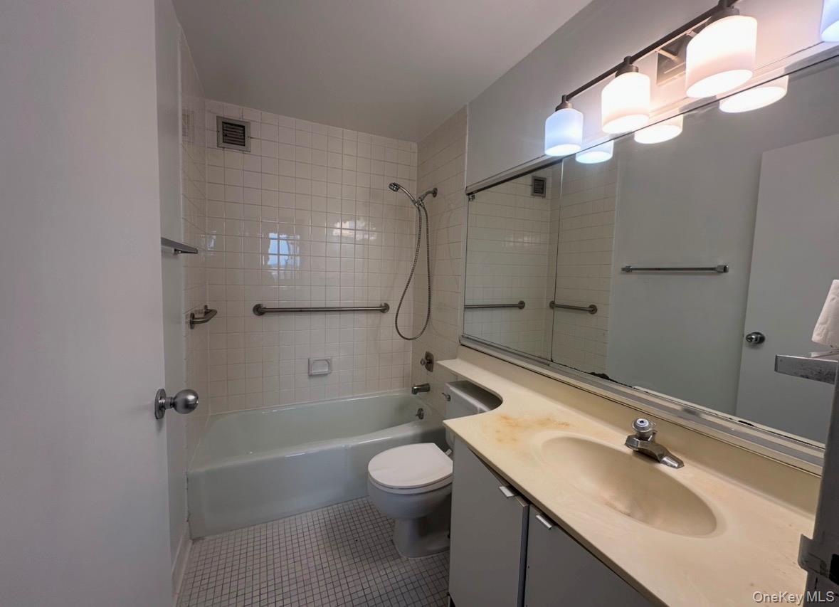 1 BAY CLUB Drive # 7G, Bayside, NY 11360