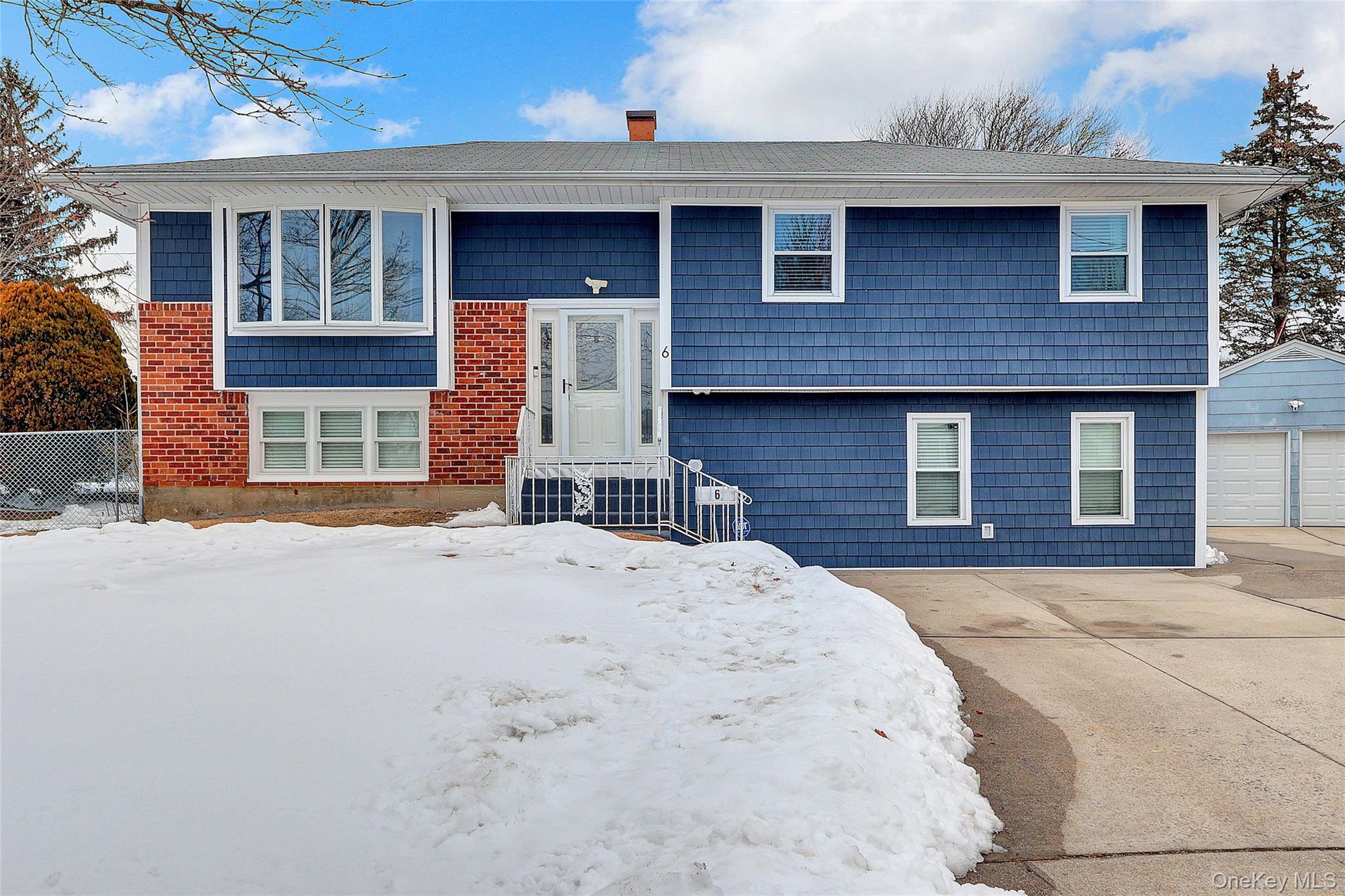 6 Little Court, Deer Park, NY 11729