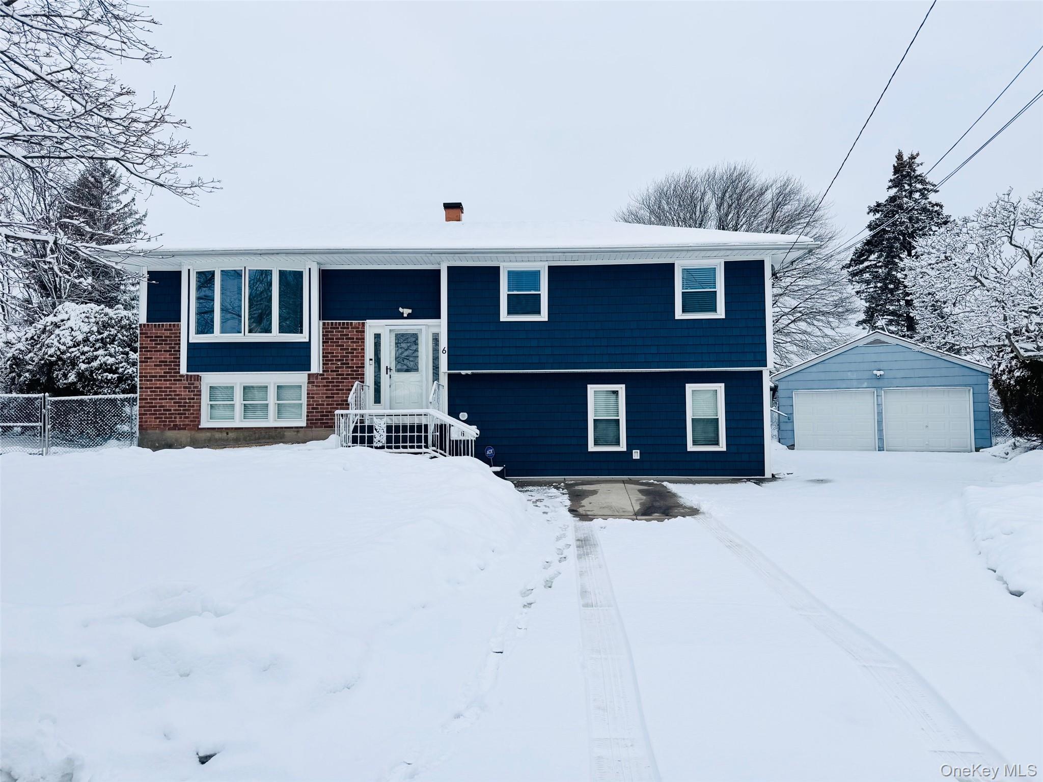 6 Little Court, Deer Park, NY 11729