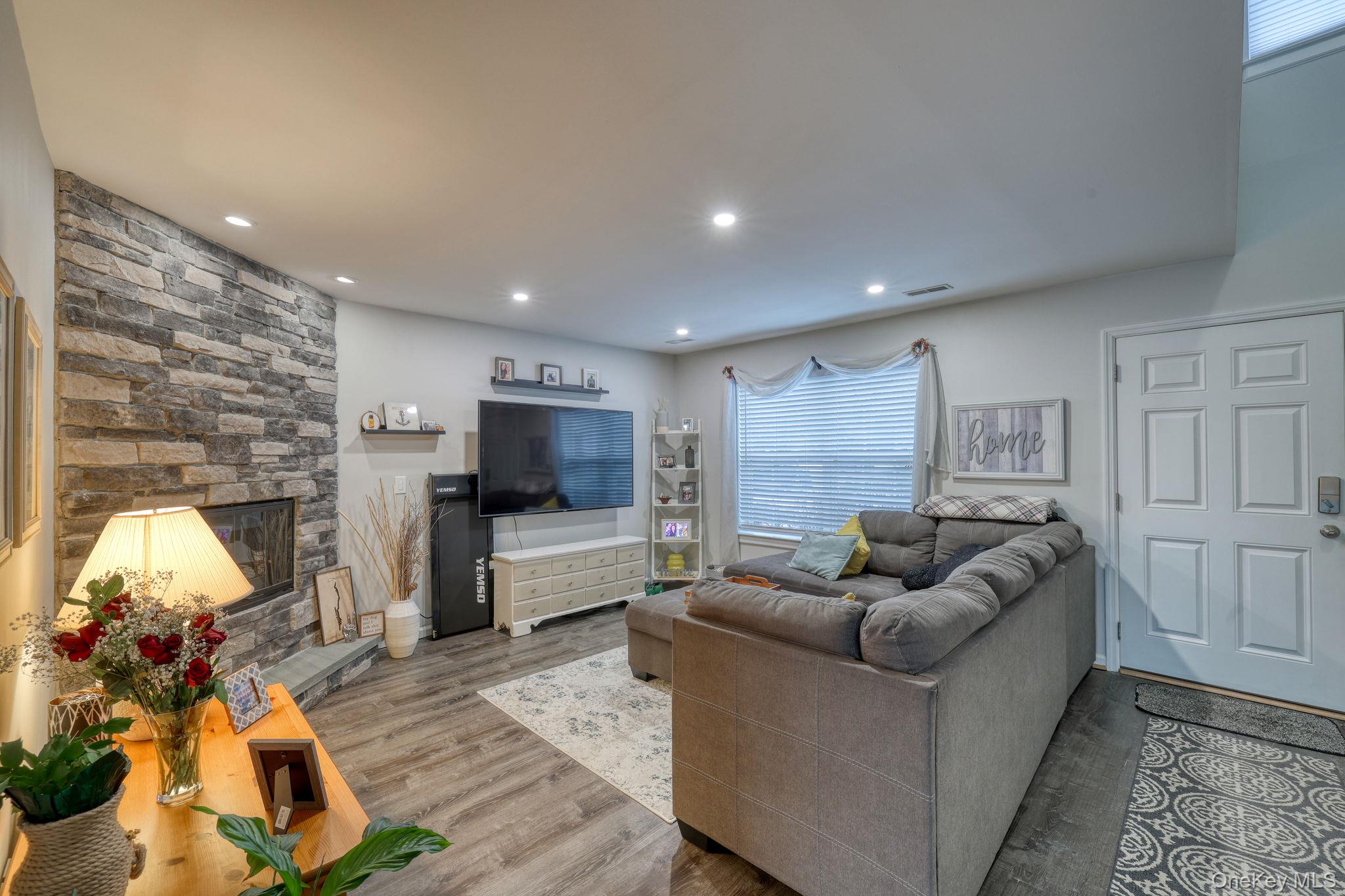 614 Crab Apple Lane, New Windsor, NY 12553