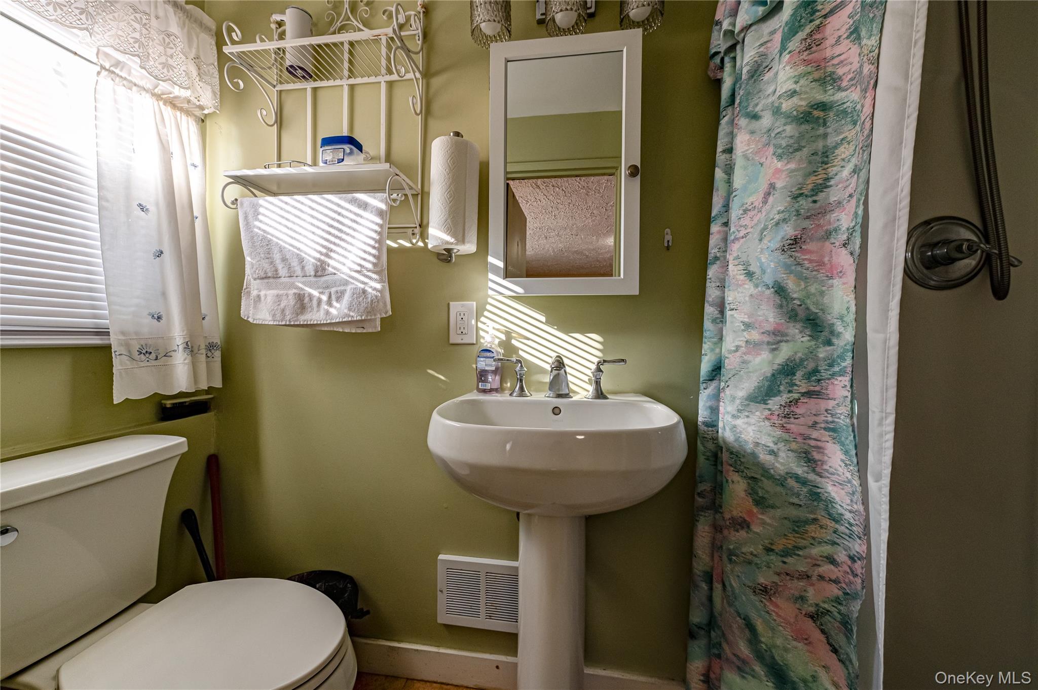 389 Beebe Court, North Babylon, NY 11703