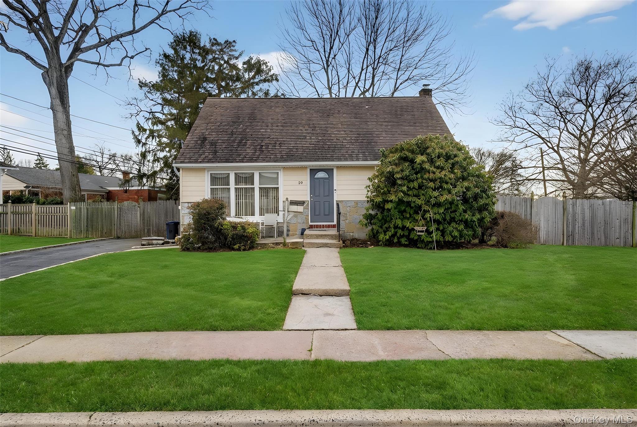 59 Holly Road, Hewlett, NY 11557