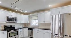 33 Robin, Levittown, NY 11756