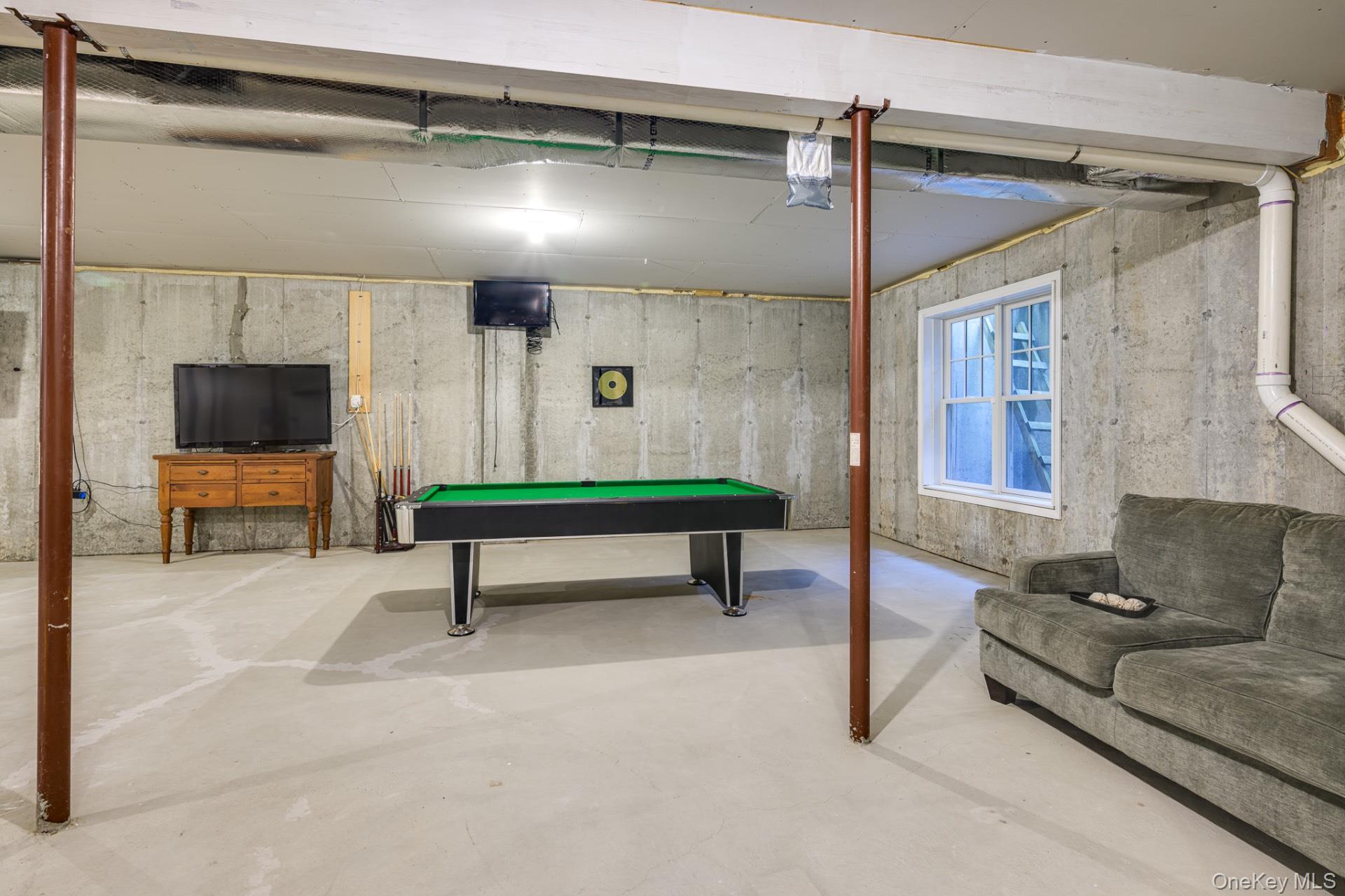 20 Bay Woods Drive, Hampton Bays, NY 11946