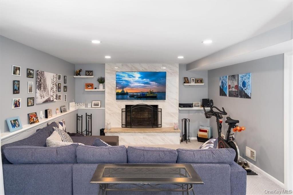 1 N Amundsen Lane, Airmont, NY 10901