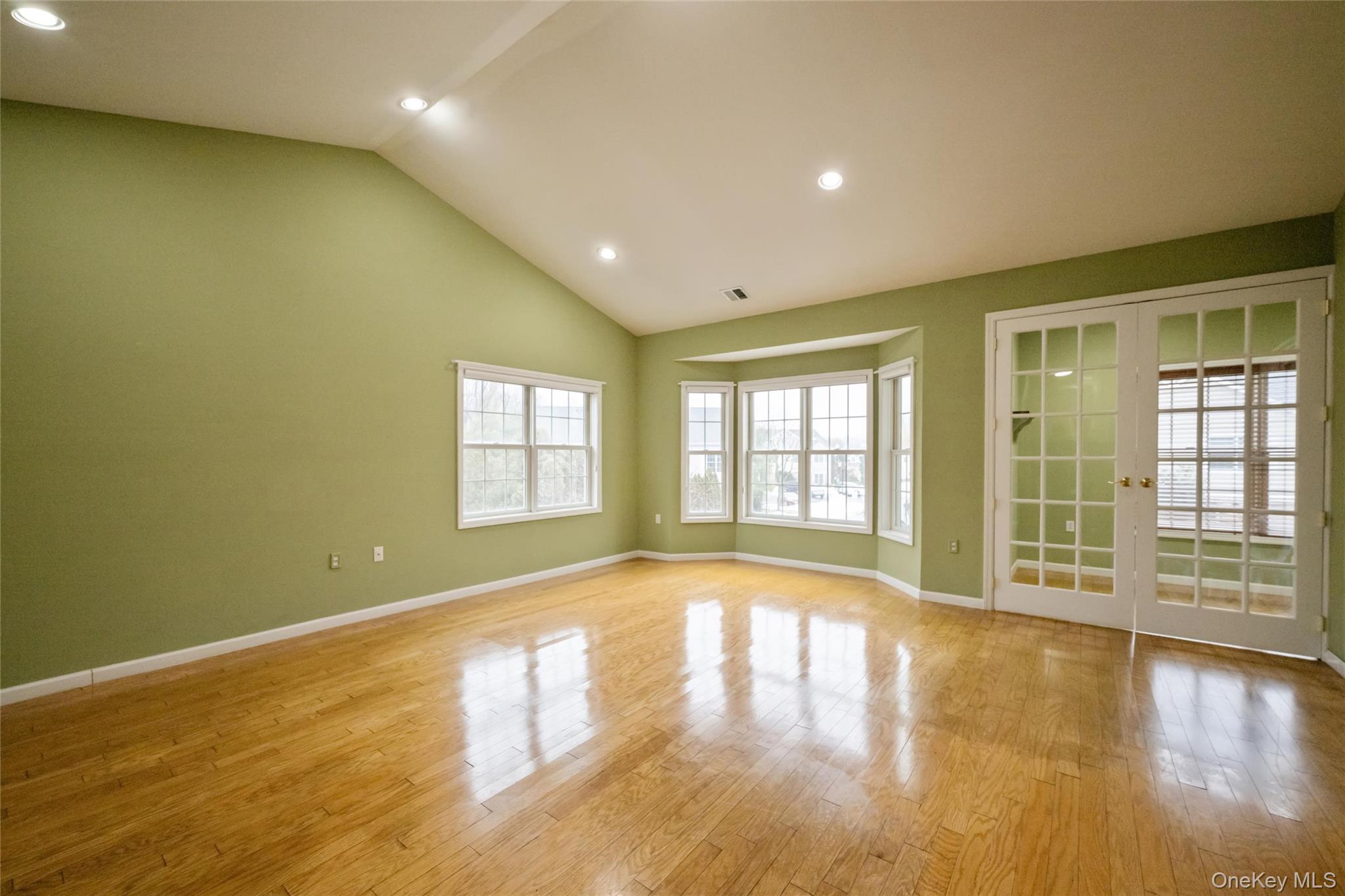 92 Pond View, Port Washington, NY 11050