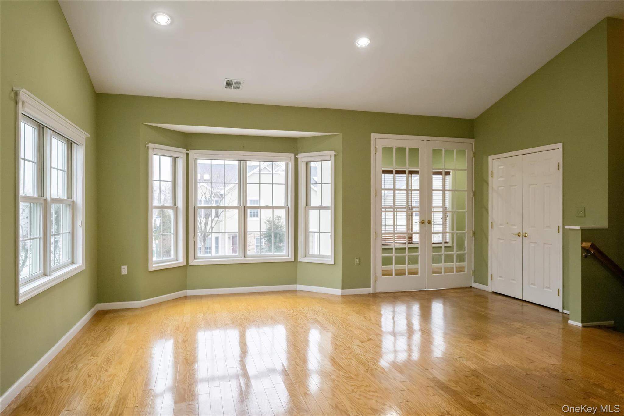 92 Pond View, Port Washington, NY 11050