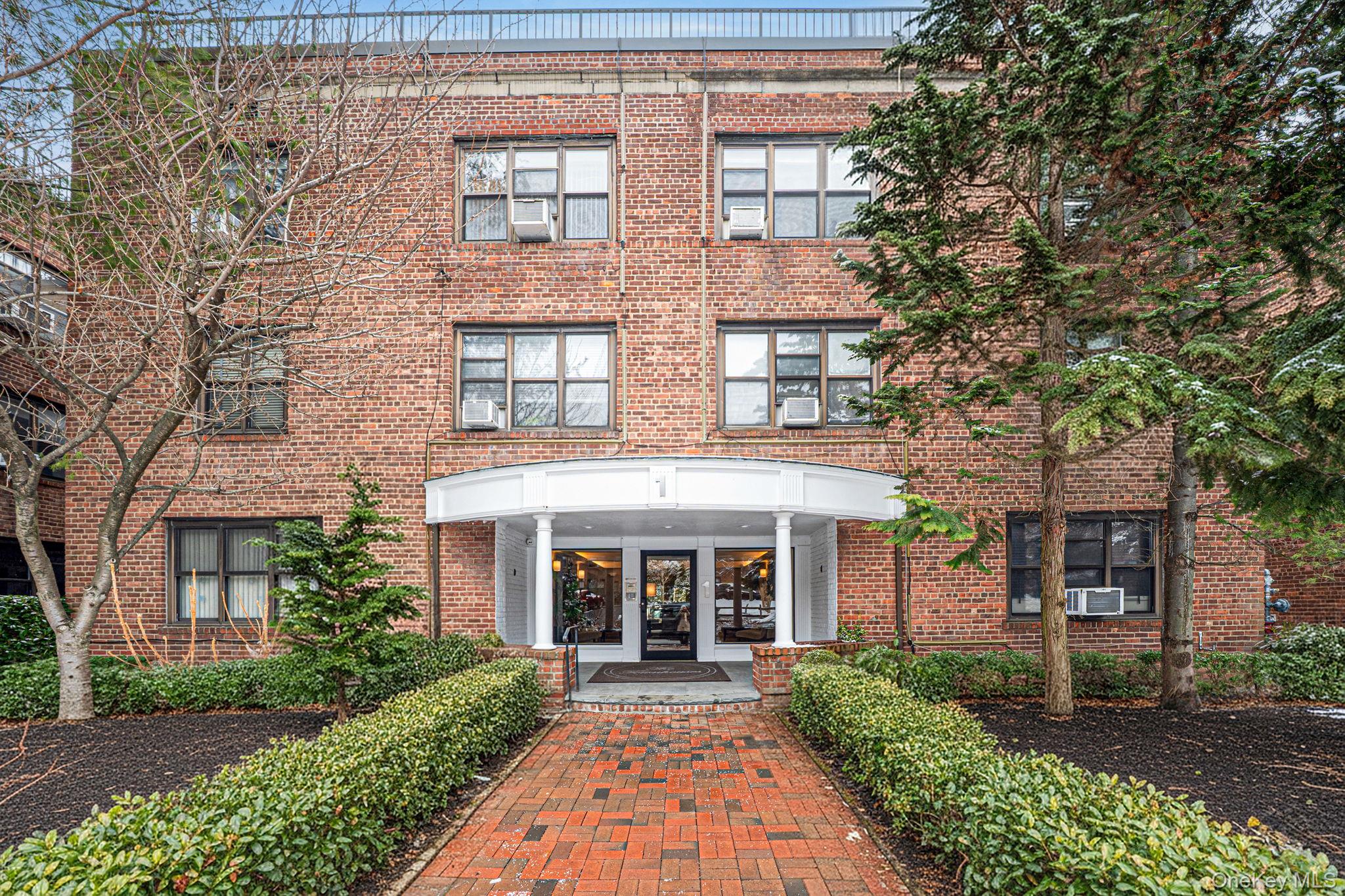 1 Town House Place # 3H, Great Neck, NY 11021