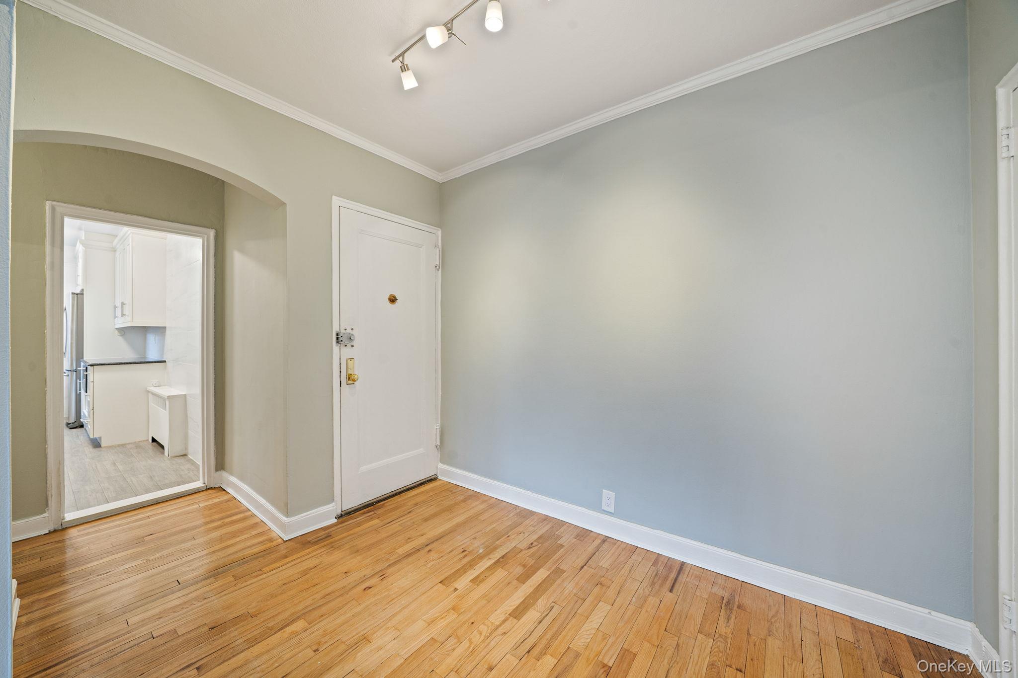 1 Town House Place # 3H, Great Neck, NY 11021