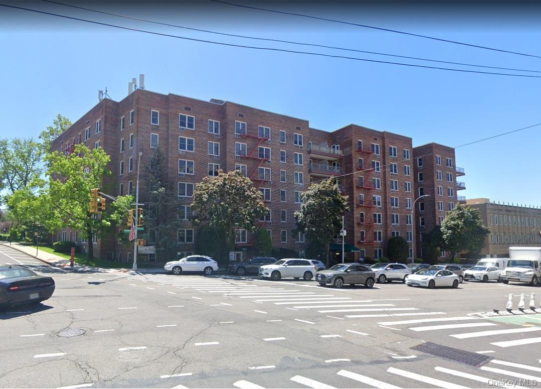 241-20 Northern Boulevard # 4A, Douglaston, NY 11362