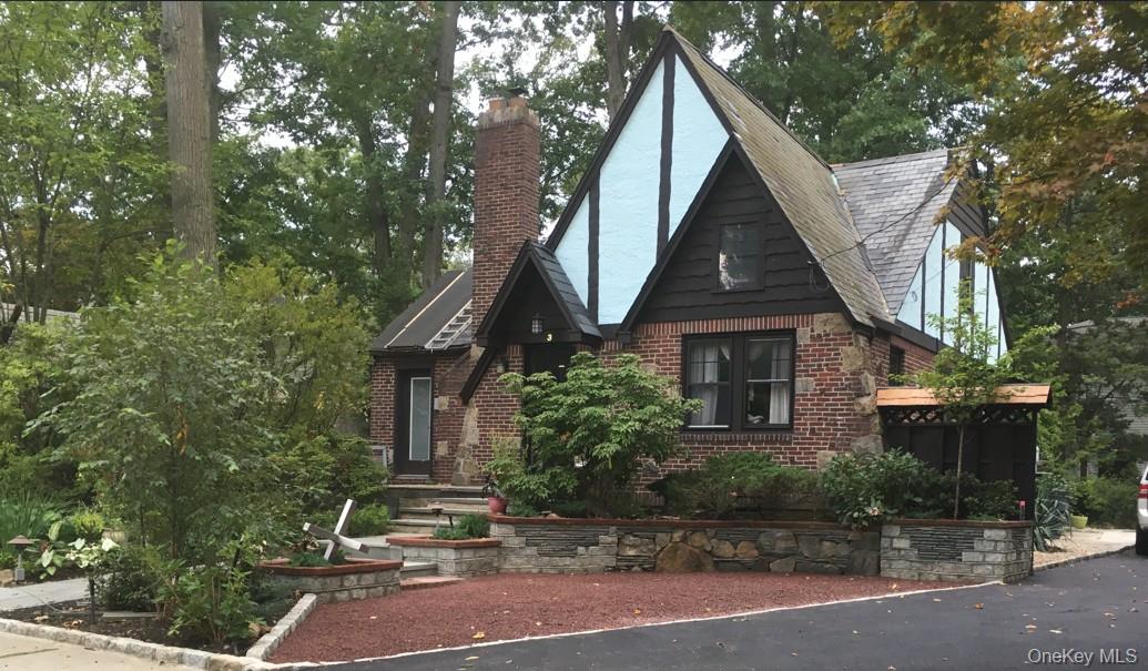 3 Crestwood Place, Great Neck, NY 11024