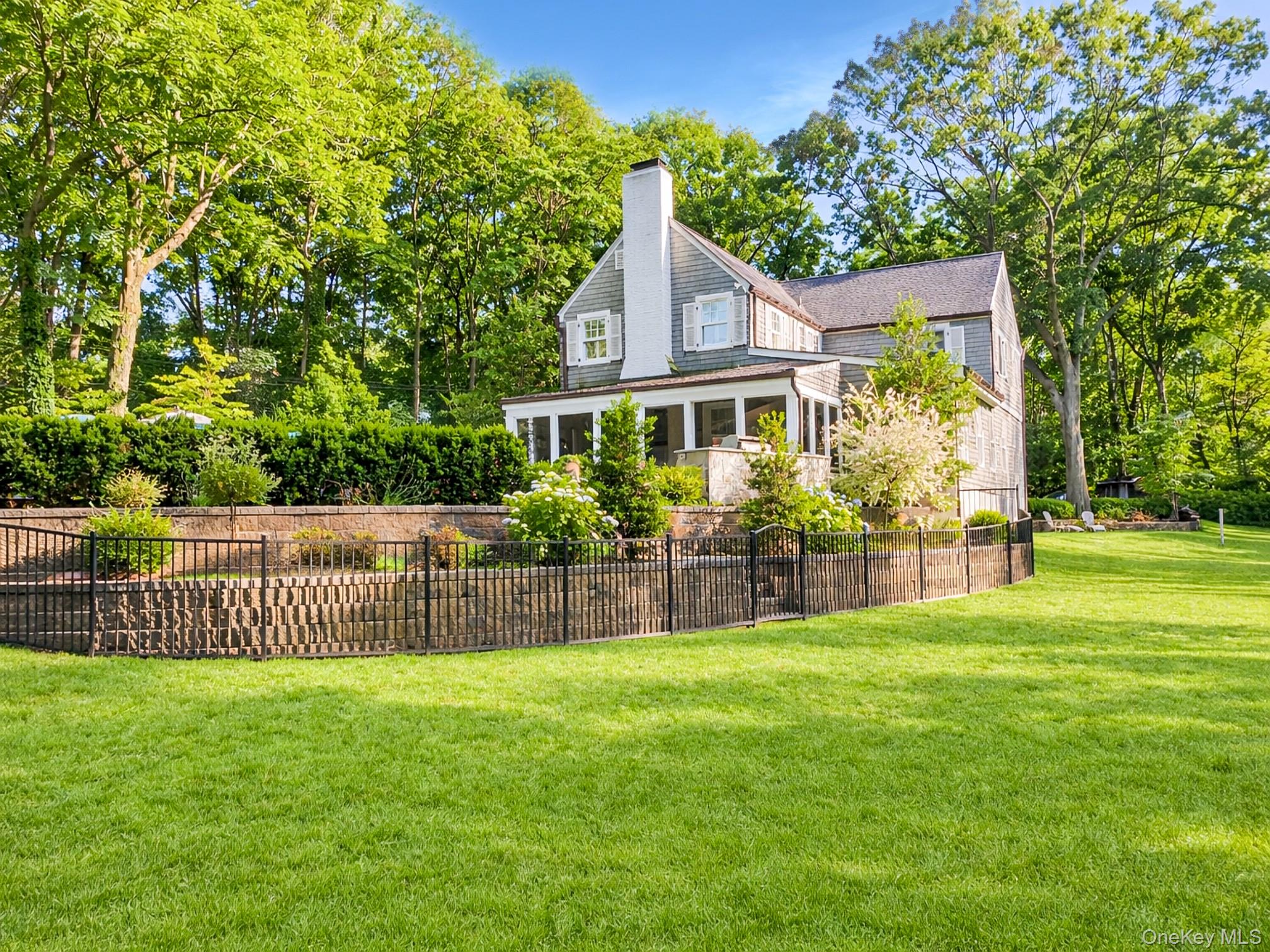 39 Barkers Point Road, Port Washington, NY 11050