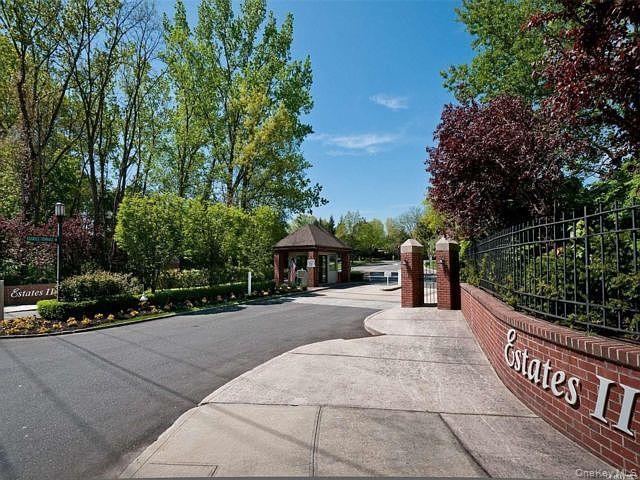 91 Duckpond Drive, Manhasset, NY 11030