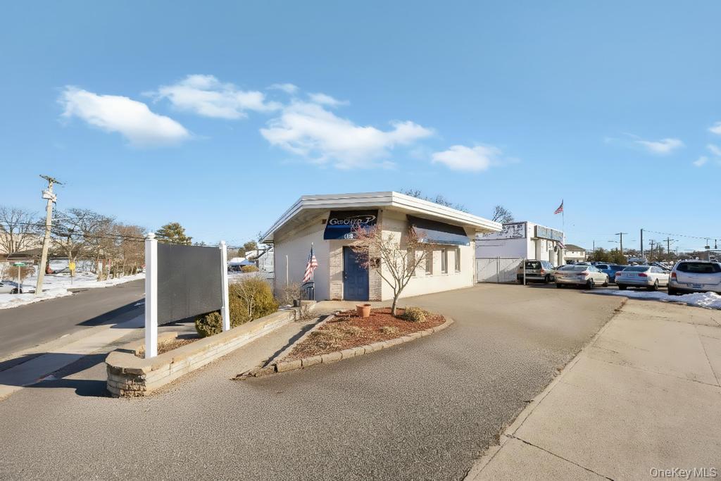 600 Hicksville Road, Bethpage, NY 11714