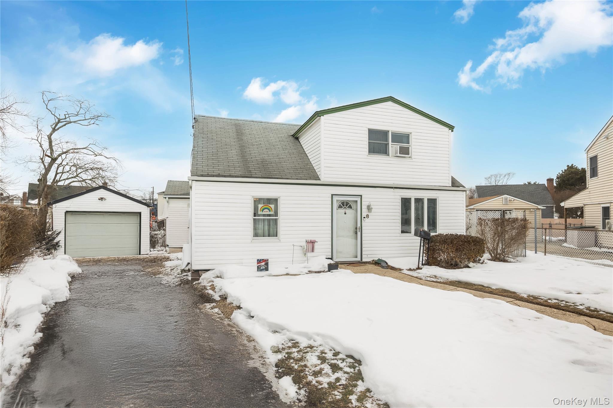 8 Carmans Court, Farmingdale, NY 11735