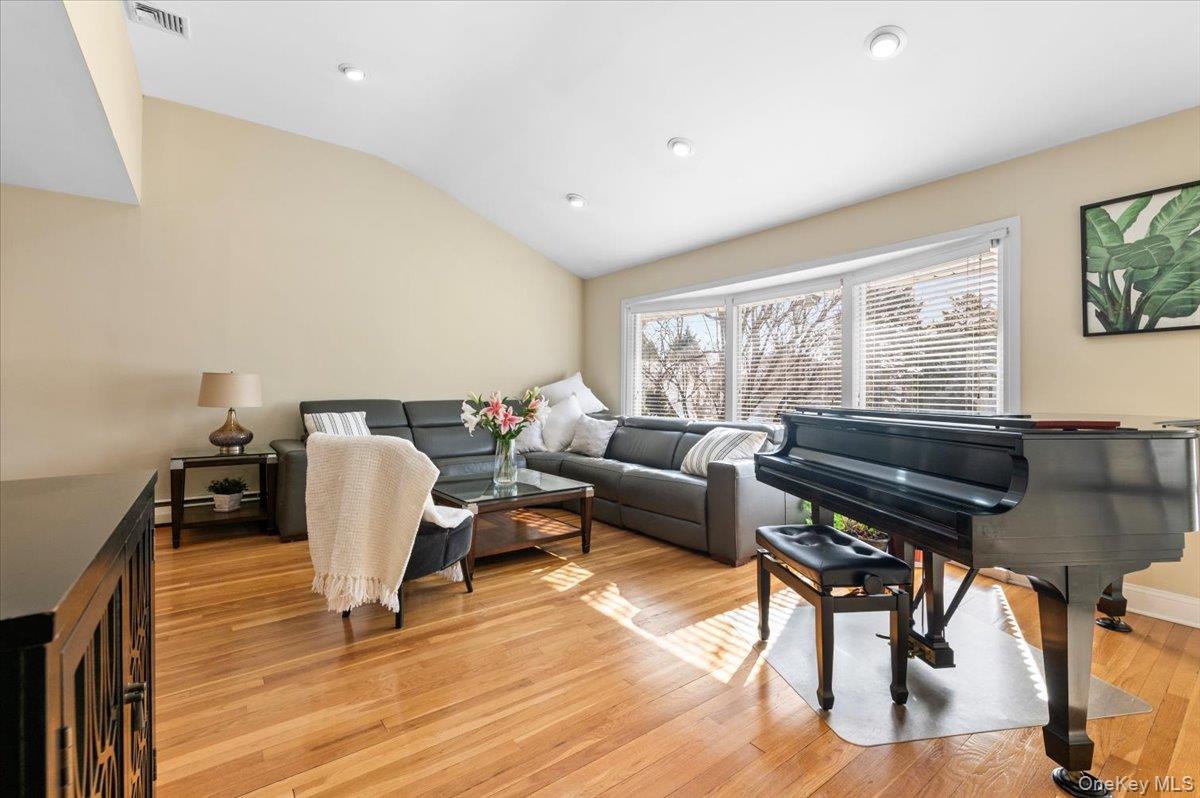 32 Middle Lane, Jericho, NY 11753