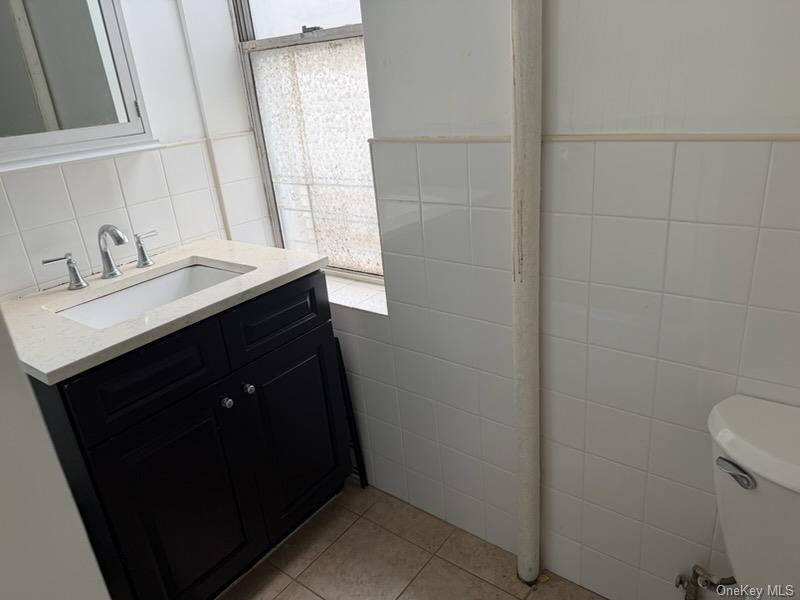 225 E 204th Street, Bronx, NY 10458